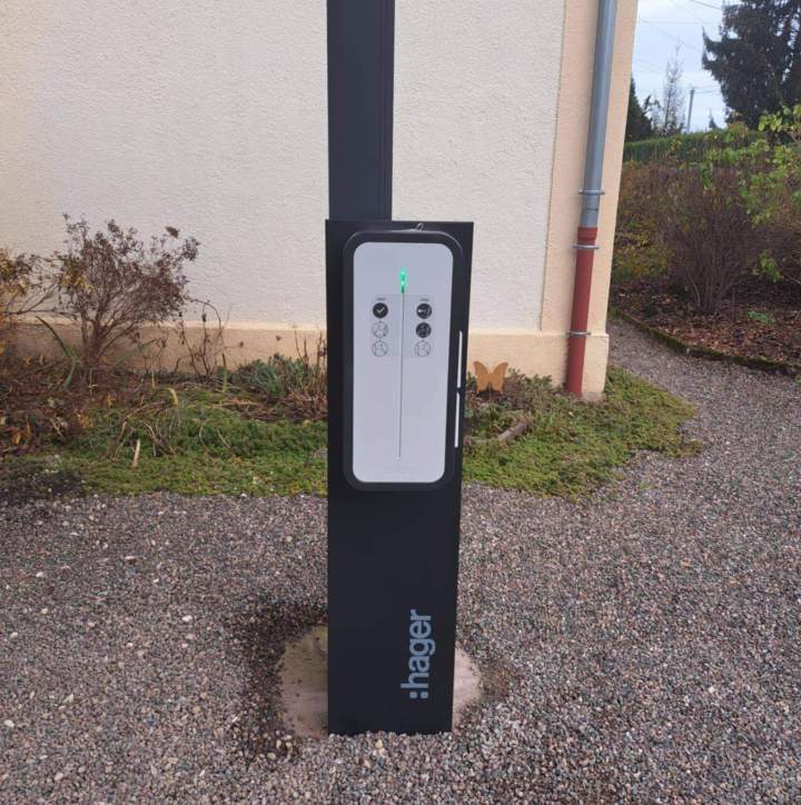 Installation de borne de recharge de voiture électrique, Luxeuil-les-Bains